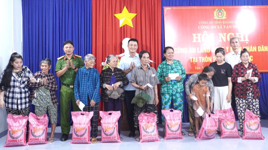 Ban tổ chức tặng quà cho hộ gia đình có hoàn cảnh khó khăn.
