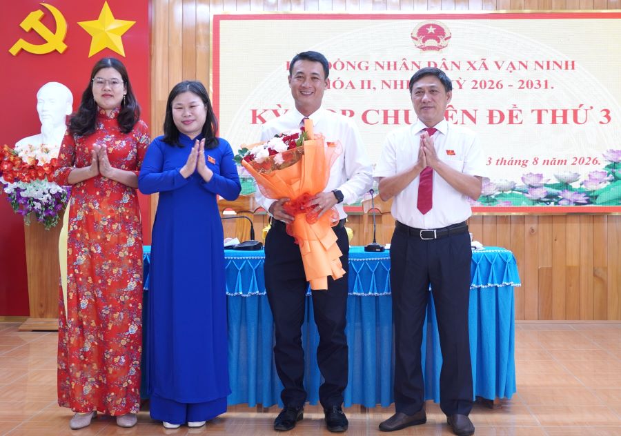 Lãnh đạo xã Vạn Ninh tặng hoa chúc mừng ông Nguyễn Hữu Tuấn được bầu giữ chức vụ Chủ tịch UBND xã nhiệm kỳ 2026-2031