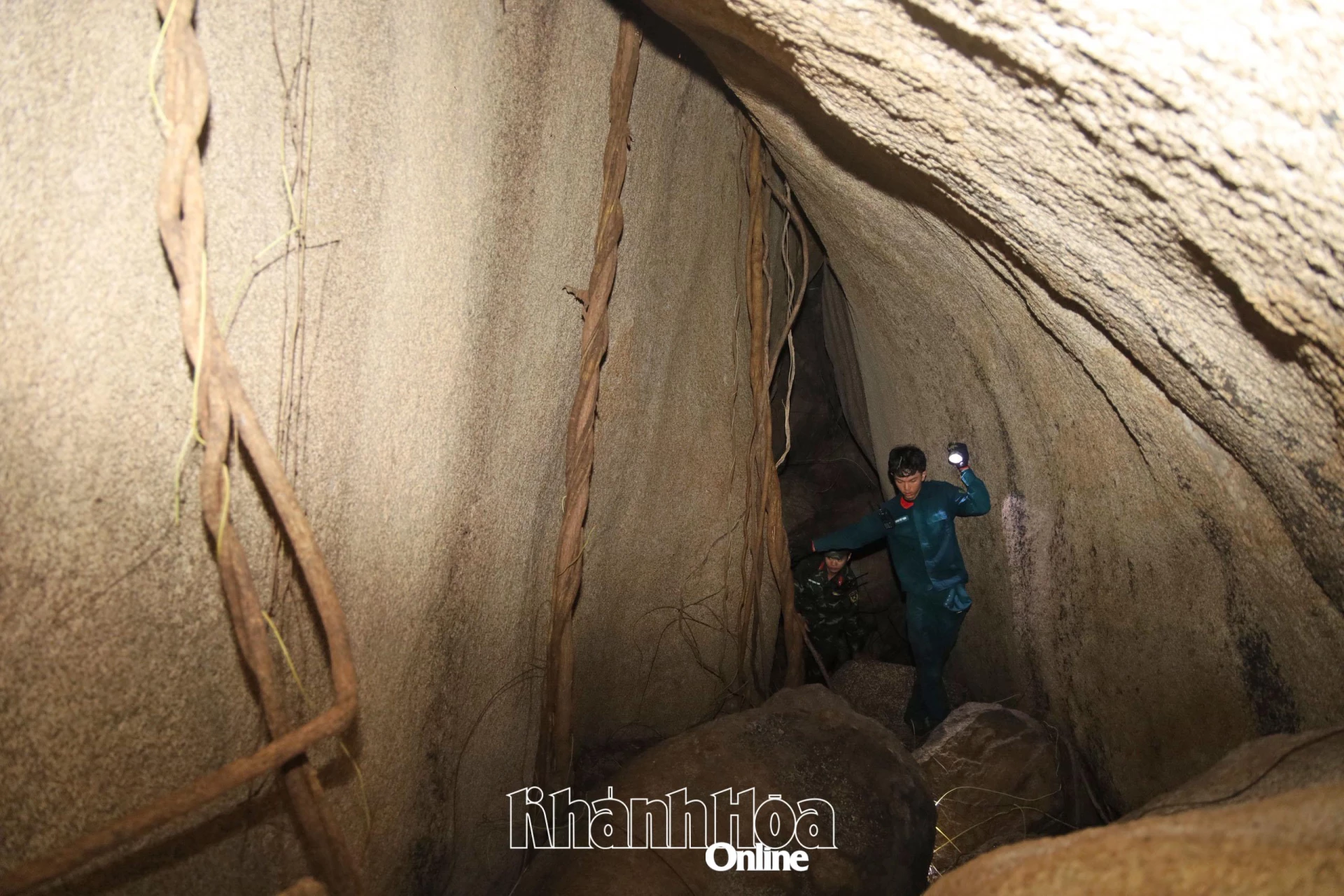 Có những đoạn hang rất khó đi.