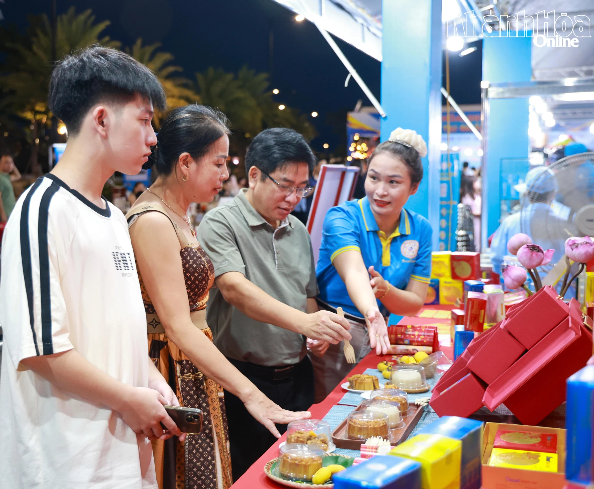 Visitors sample mooncakes at the booth of Khanh Hoa State-owned Salanganes Nest One Member Company Limited

