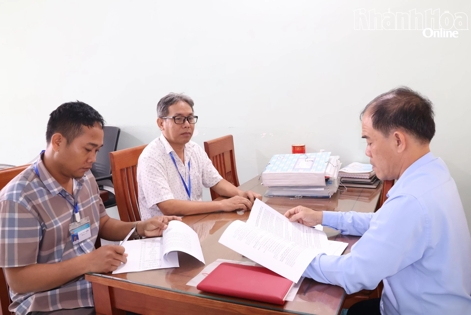 Thành viên đoàn kiểm tra, kiểm tra tại Trung tâm phục vụ hành chính công xã.