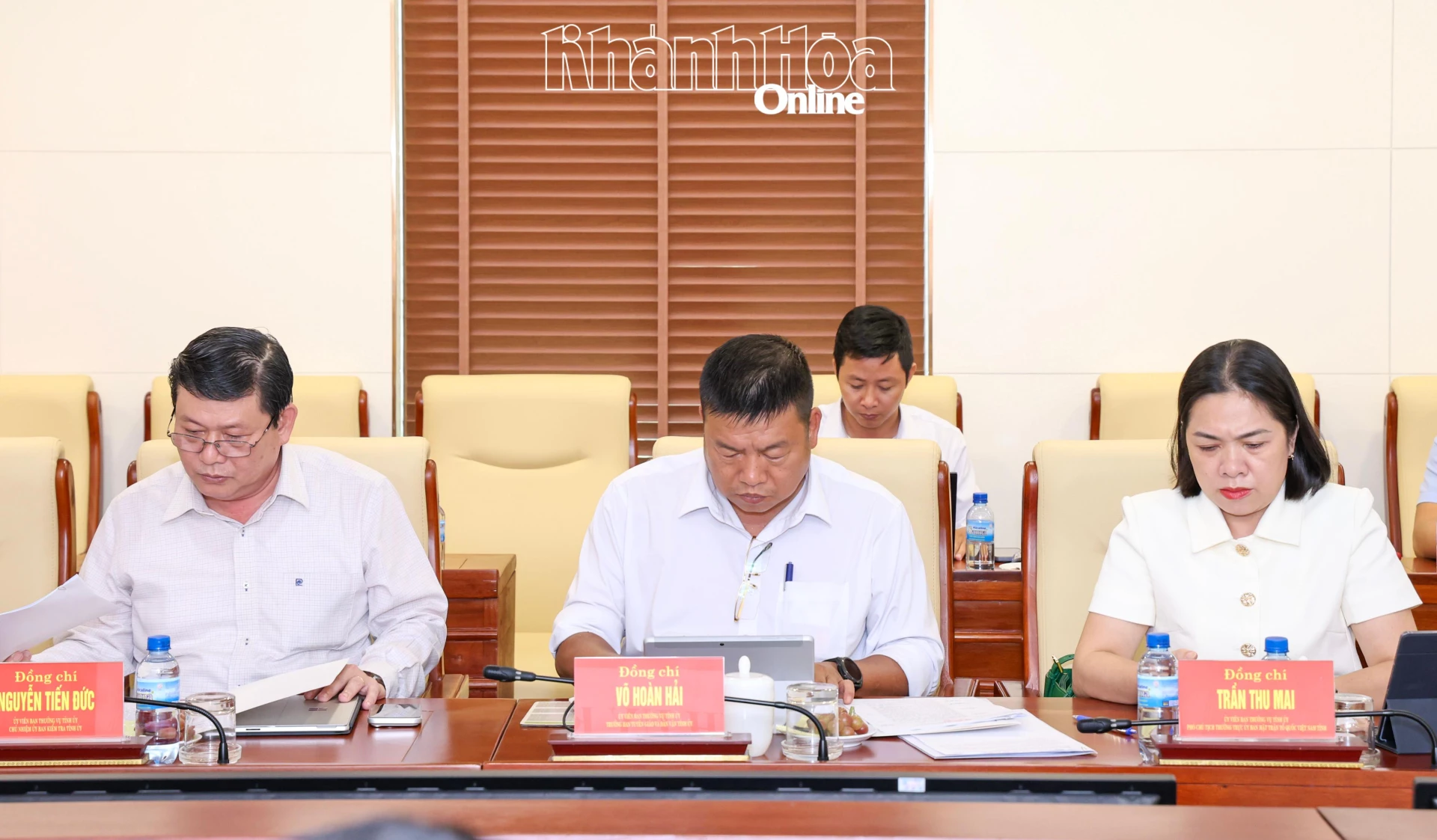 Các đồng chí Ủy viên Ban Thường vụ Tỉnh ủy tham dự hội nghị. 