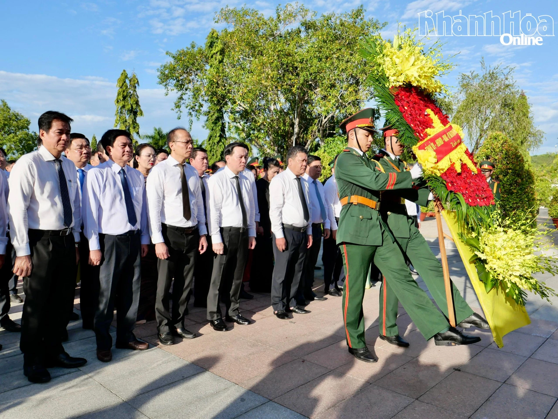 Các đồng chí Thường trực Tỉnh ủy và các đại biểu dâng hoa tưởng nhớ các anh hùng liệt sĩ tại Nghĩa trang liệt sĩ Hòn Dung.