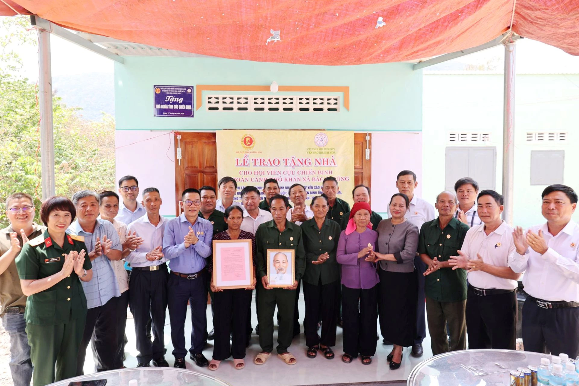 Các đại biểu tham dự bàn giao nhà chụp ảnh lưu niệm cùng gia đình hội viên Patâu Axá Thoản.