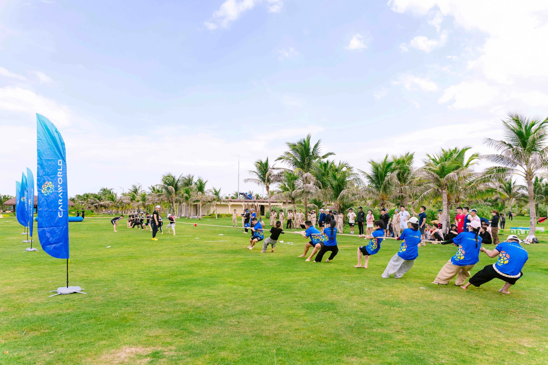 Tại công viên biển CaraBeach, môn kéo co khiến tinh thần đồng đội của các đối tác đại lý nâng cao và có những màn giao lưu đáng nhớ.