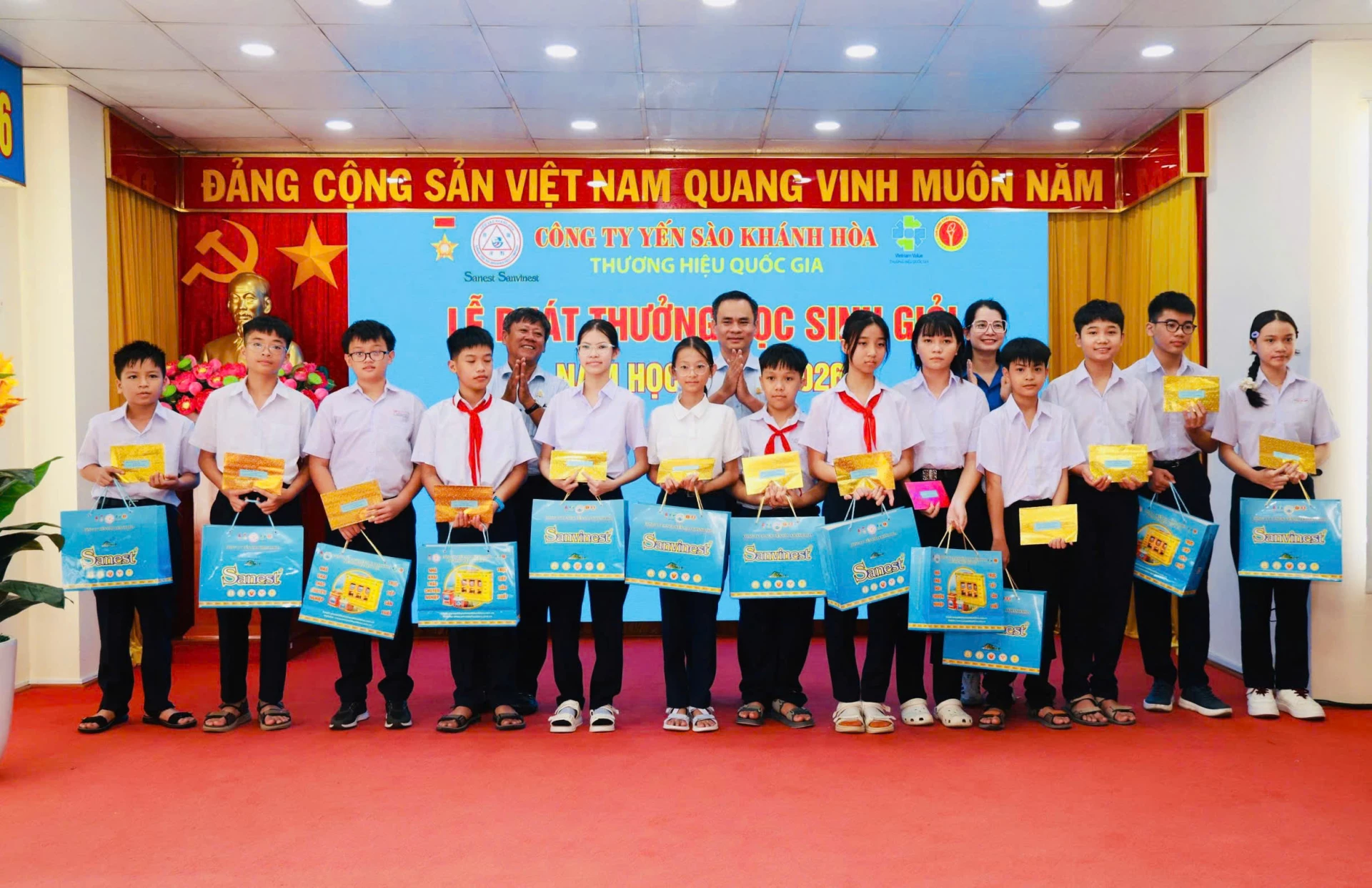  TRAO THƯỞNG CHO HỌC SINH 5,6 NĂM LIỀN HỌC SINH GIỎI.