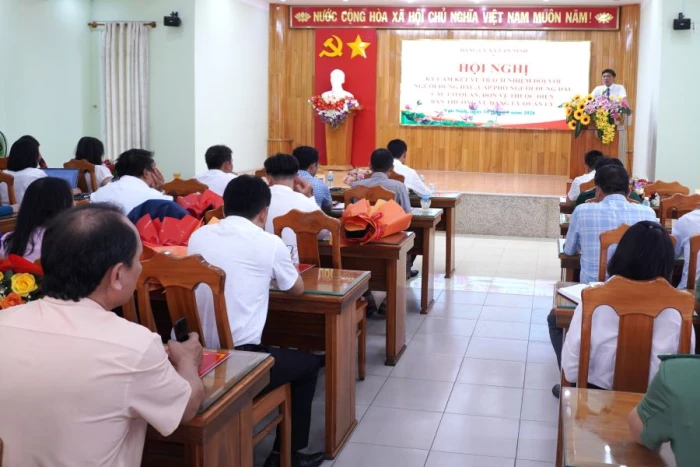 Đảng ủy xã Vạn Ninh tổ chức ký cam kết về trách nhiệm đối với người đứng đầu và cấp phó của người đứng đầu
