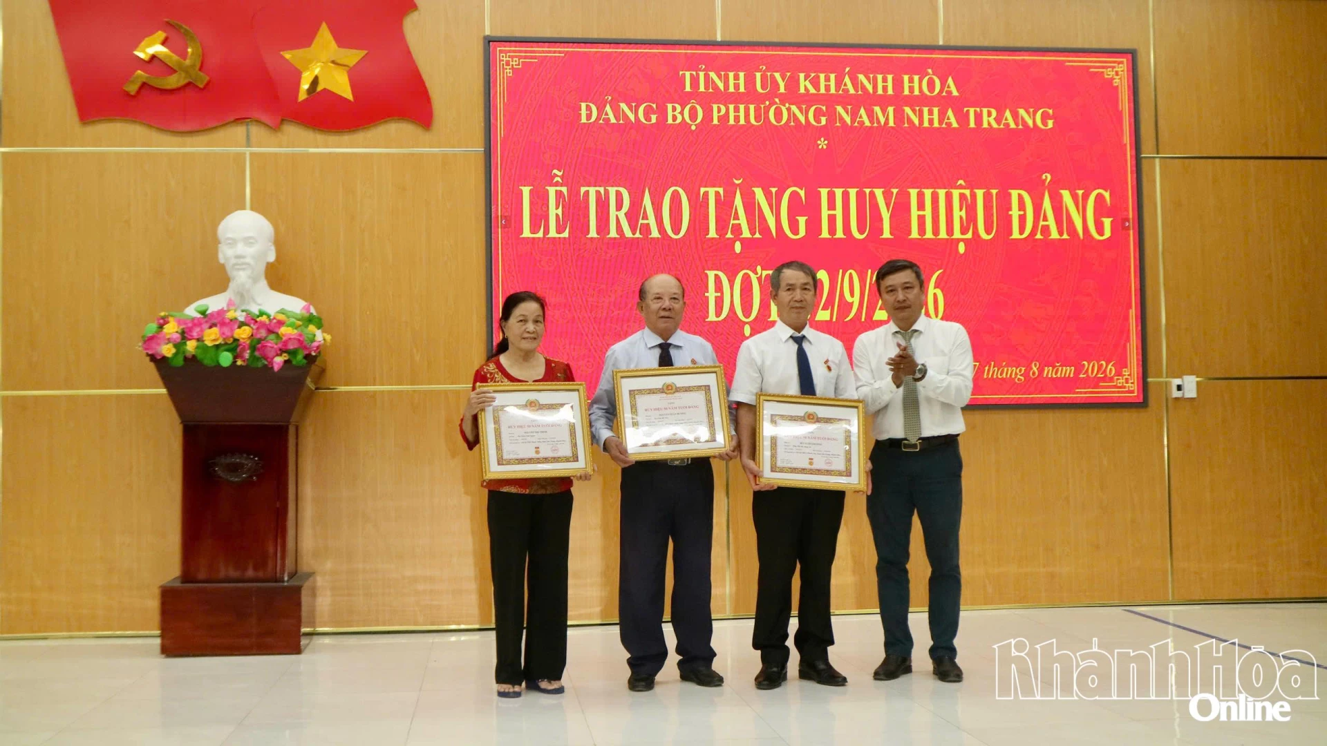 Bí thư Đảng ủy, Chủ tịch HĐND phường Trần Nam Bình trao Huy hiệu 60 năm tuổi Đảng cho các đảng viên.