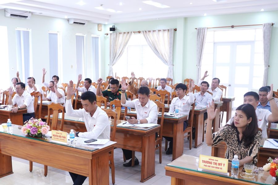 Các đại biểu biểu quyết thông qua dự thảo Nghị quyết tại kỳ họp.