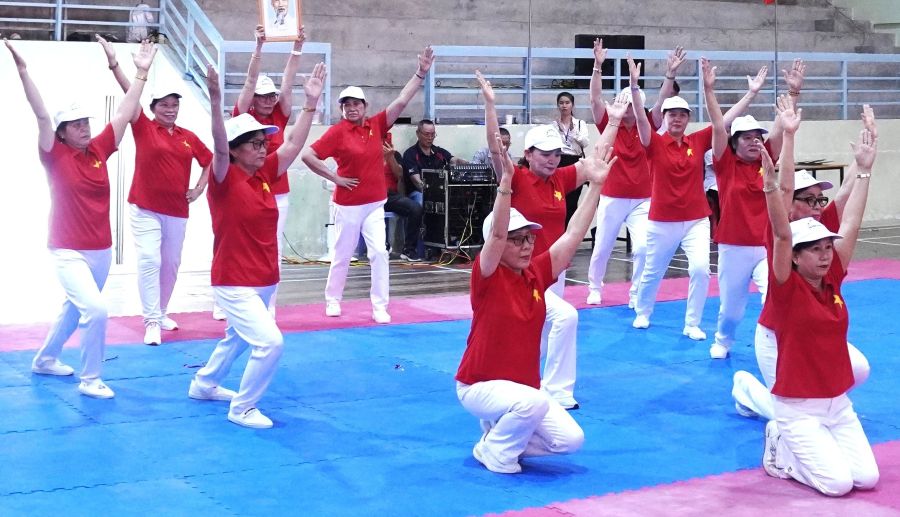 Người cao tuổi xã Vạn Ninh đồng diễn dưỡng sinh tại Khai mạc Đại hội Thể dục Thể thao xã lần thứ I – năm 2026.