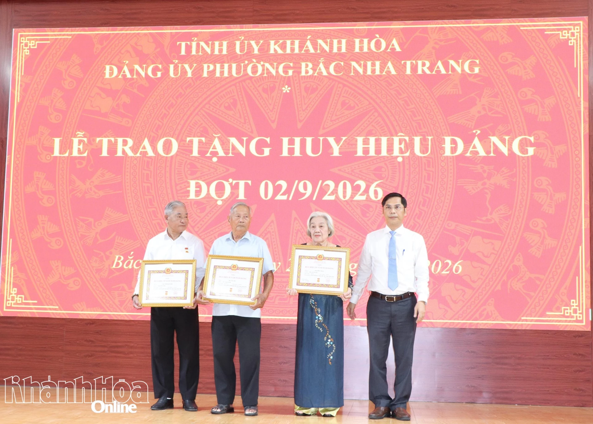 Lãnh đạo Đảng ủy phường Bắc Nha Trang trao Huy hiệu 55 năm tuổi Đảng cho các đảng viên.