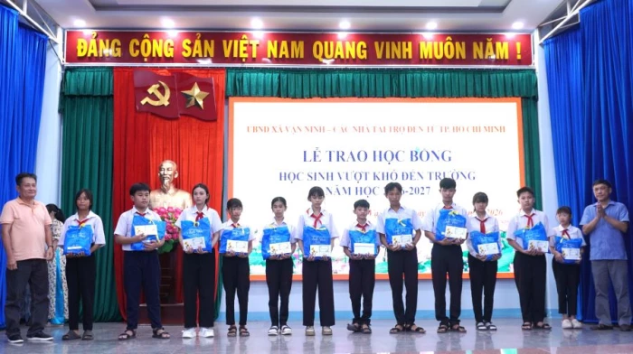 Trao 100 suất học bổng cho học sinh có hoàn cảnh khó khăn xã Vạn Ninh
