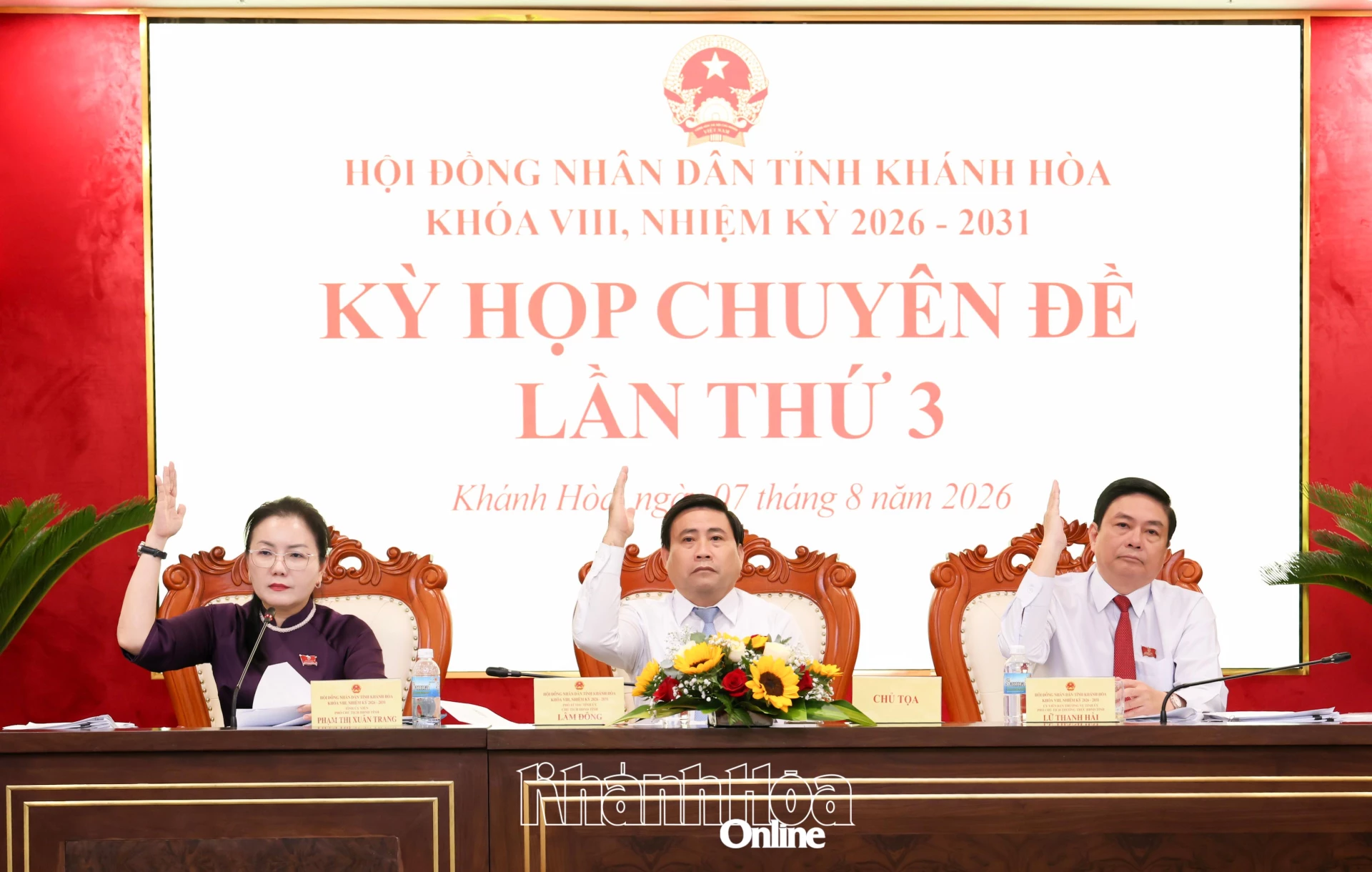 Các đồng chí Thường trực HĐND tỉnh biểu quyết thông qua nghị quyết tại kỳ họp.