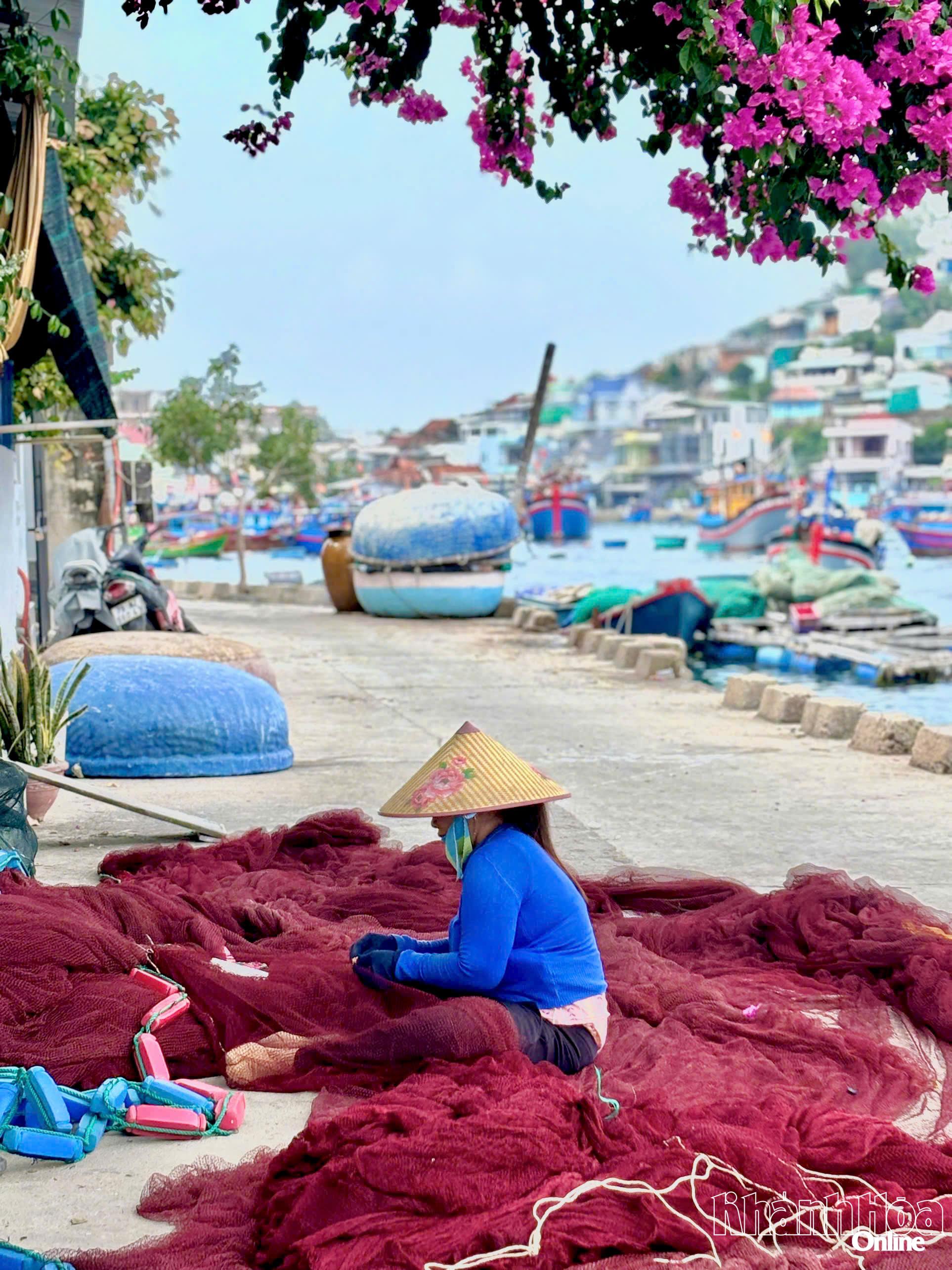 Người dân trên đảo vá lưới.
