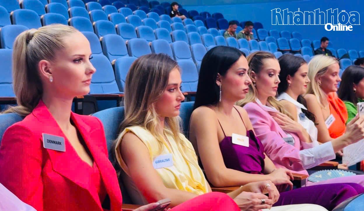 Contestants listen to the presentations of fellow participants