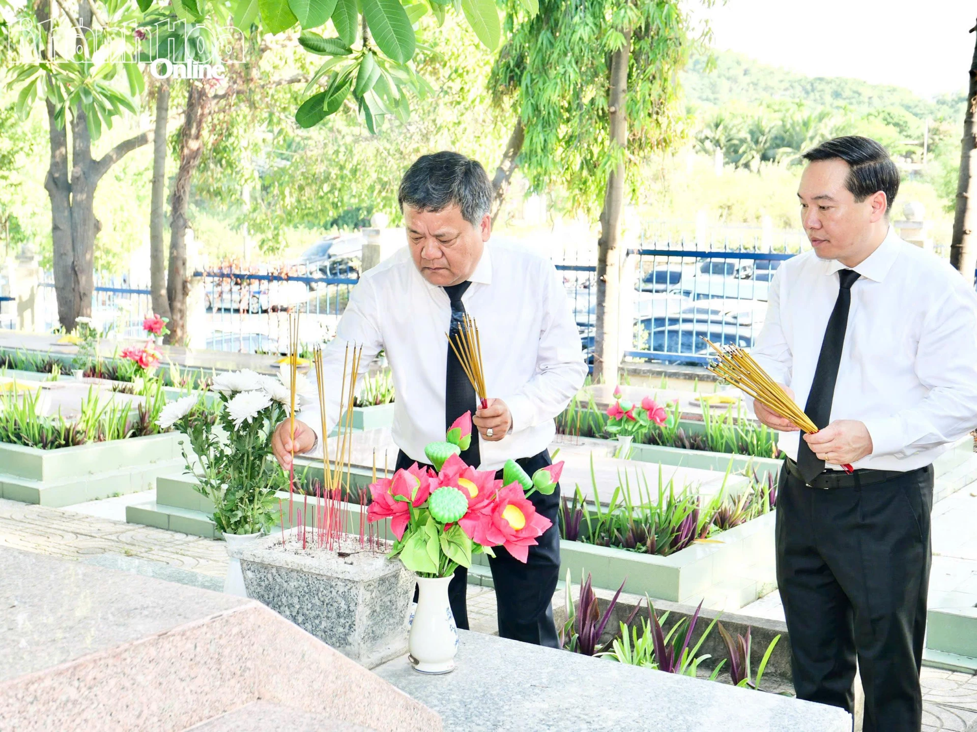 Các đồng chí: Trần Phong, Hồ Xuân Trường thắp hương tại phần mộ liệt sĩ trong Nghĩa trang liệt sĩ Hòn Dung.