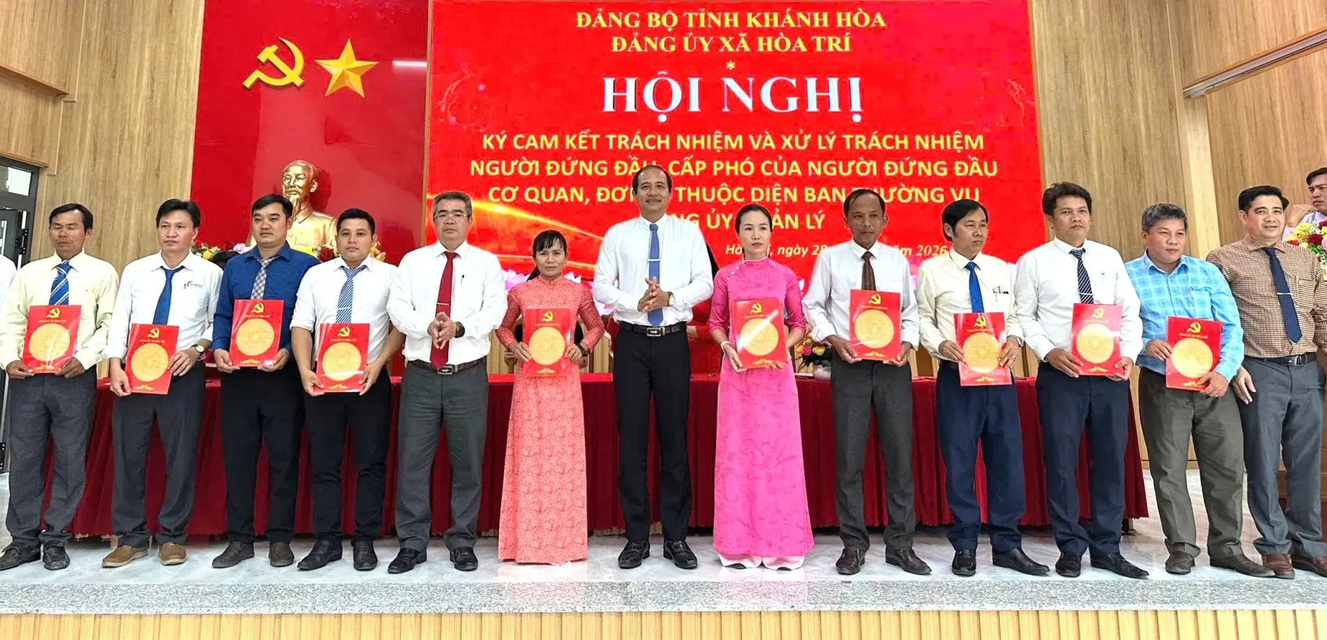 Lãnh đạo xã Hòa Trí chúc mừng các bí thư chi bộ ký cam kết.