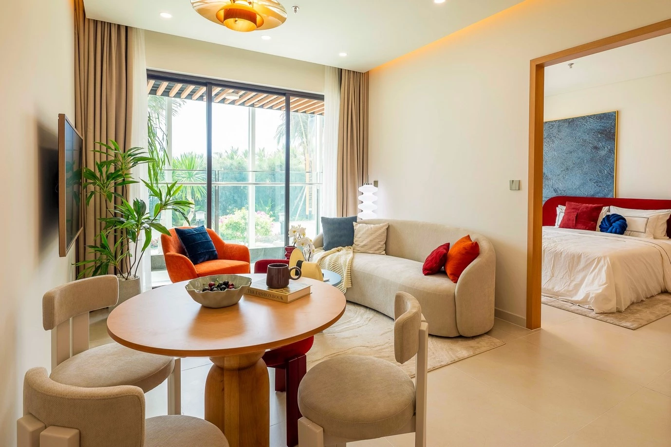 Không gian căn hộ được thiết kế theo hướng mở, với hệ cửa kính lớn đón ánh sáng tự nhiên và mở rộng tầm nhìn, đưa cảnh quan biển - núi trở thành một phần của trải nghiệm bên trong.