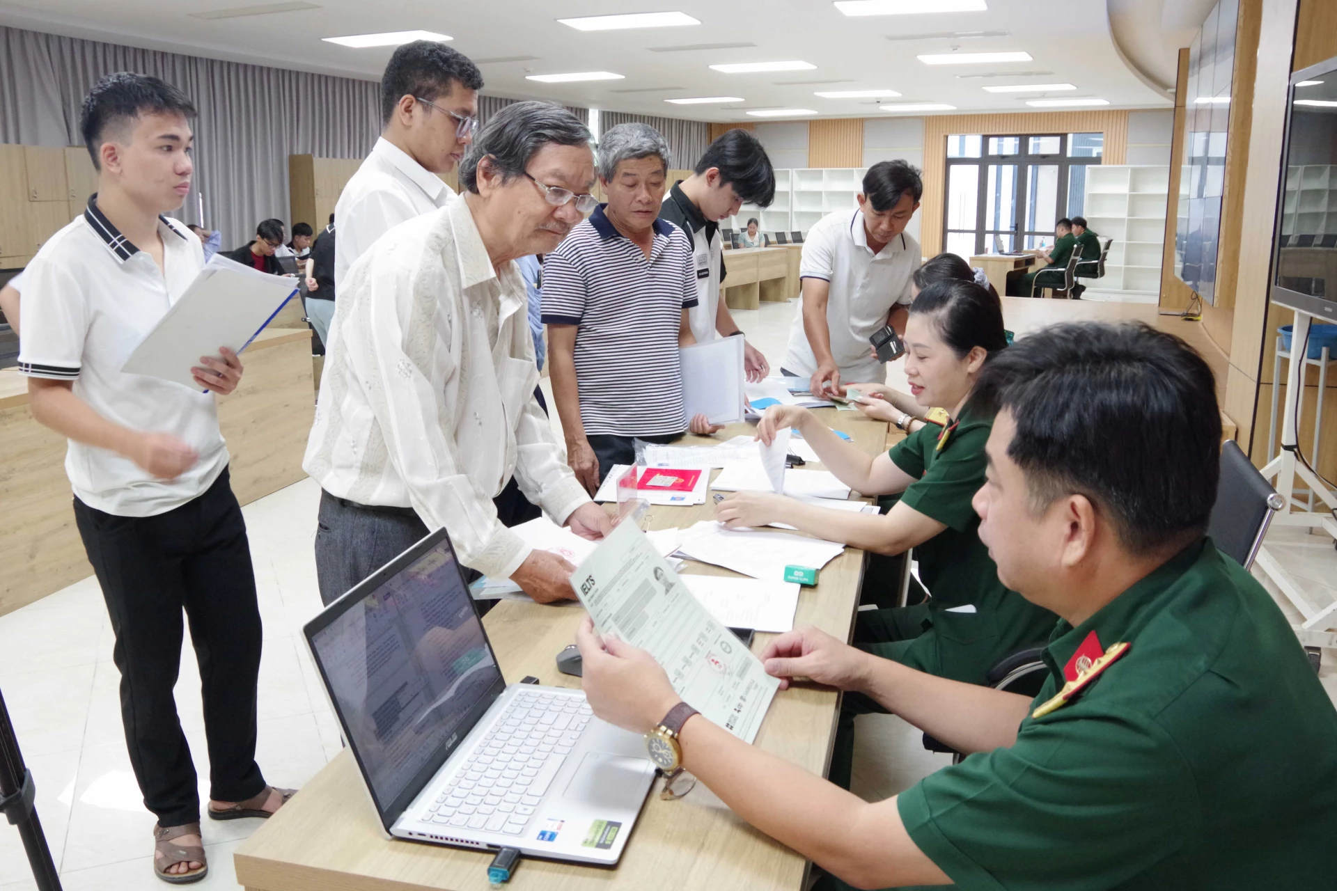 Các sinh viên, phụ huynh đến làm thủ tục nhập học.