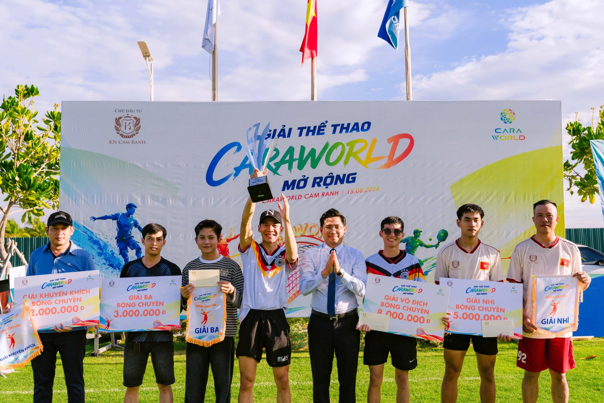 Ông Lại Thế Đồng, Giám đốc Hành chính Tập đoàn KN Holdings đại diện Ban tổ chức trao giải cho các tập thể xuất sắc môn Bóng chuyền.