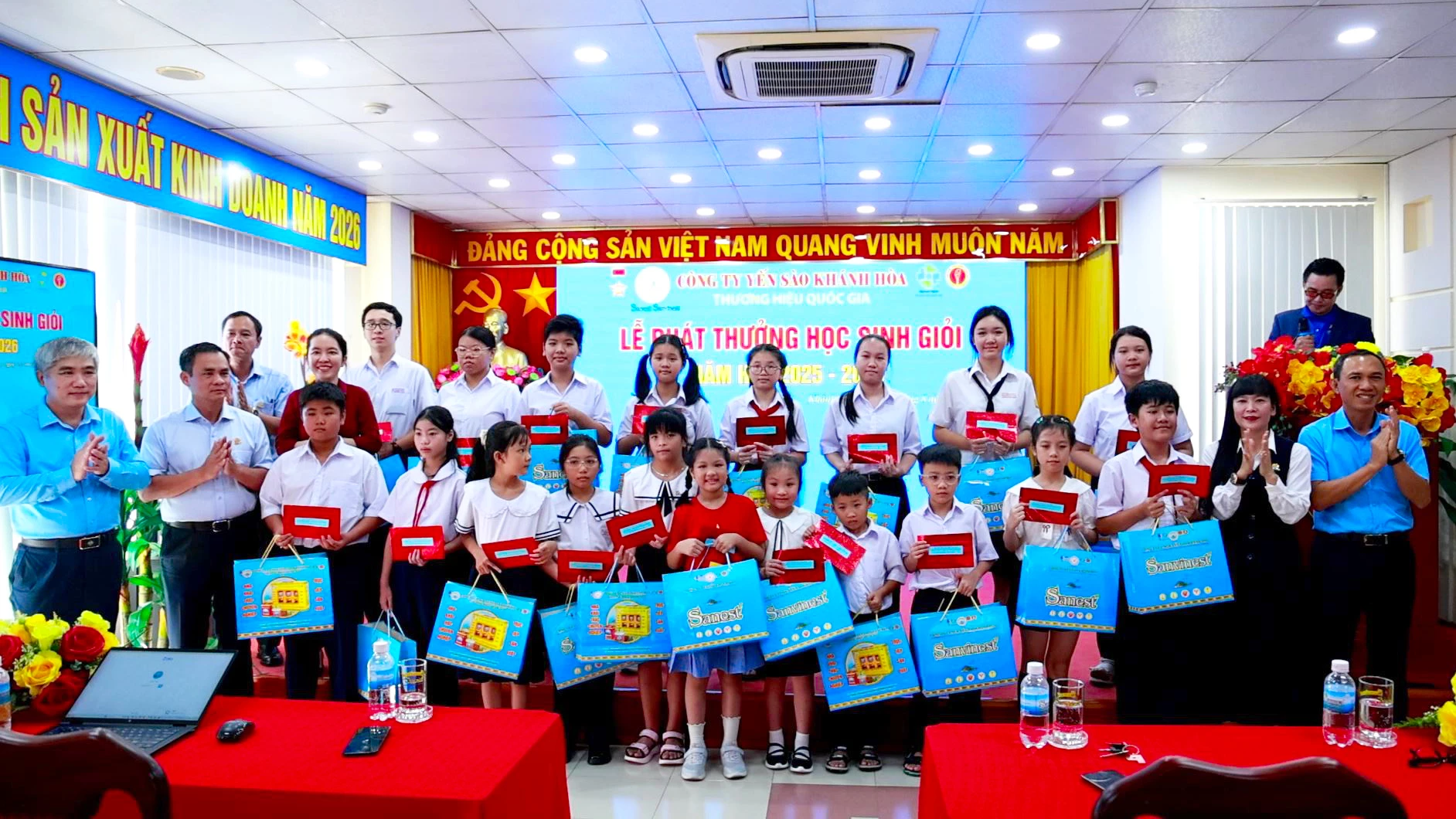 TRAO THƯỞNG CHO CÁC EM HỌC SINH GIỎI CẤP TỈNH, CẤP QUỐC GIA