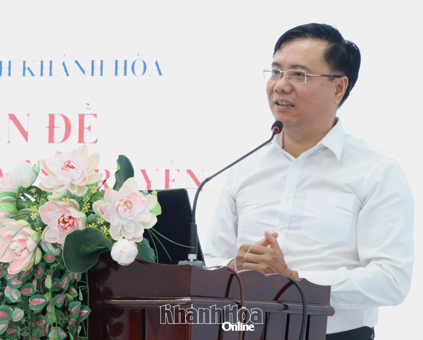 Ông Nguyễn Trung Dũng - Phó Chủ tịch Ủy ban MTTQ Việt Nam tỉnh thông tin một số nội dung liên quan đến Dự án Đường sắt tốc độ cao trên trục Bắc - Nam đoạn qua địa bàn tỉnh Khánh Hòa.