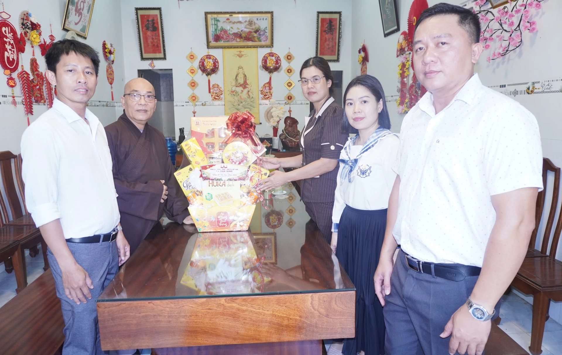 Lãnh đạo xã Vạn Ninh thăm, tặng quà tại chùa Long Sơn. 

