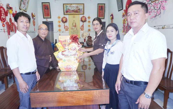 Lãnh đạo xã Vạn Ninh thăm, tặng quà các cơ sở Phật giáo