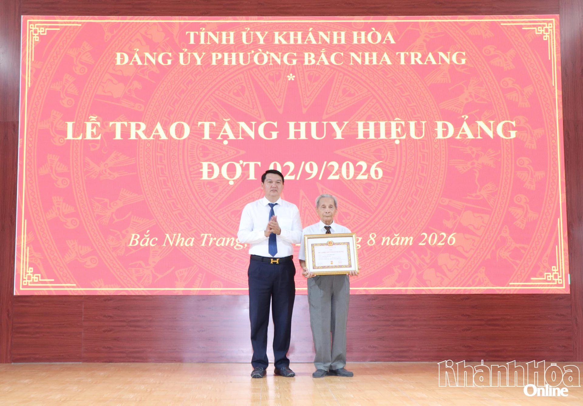 Đồng chí Lương Đức Hải trao Huy hiệu 65 năm tuổi Đảng cho đảng viên.