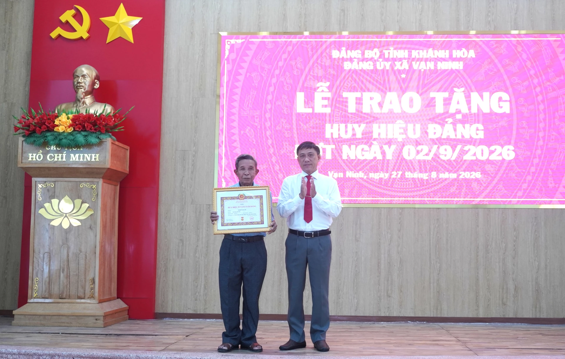 Lãnh đạo Đảng ủy xã Vạn Ninh trao Huy hiệu 55 năm tuổi Đảng cho đảng viên Trần Văn Sỹ thuộc Chi bộ thôn Tân Đức Đông.