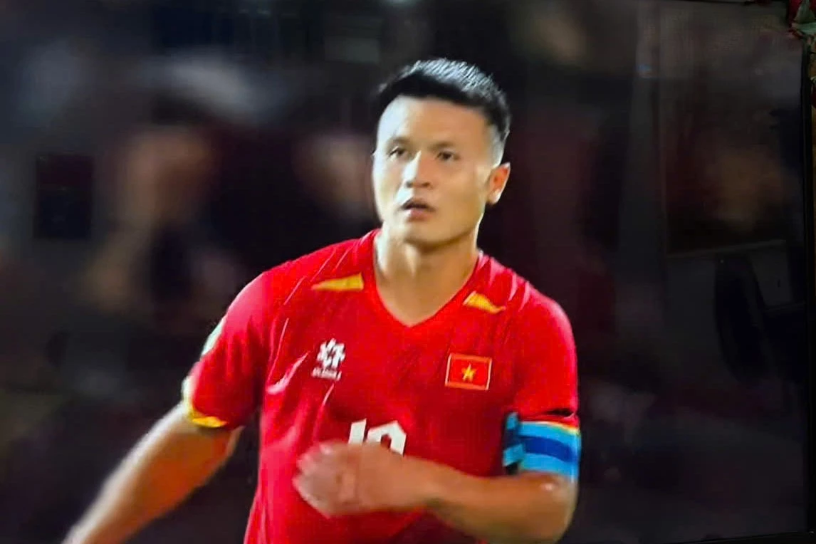 Quang Hải ghi bàn thắng trong chung kết lượt đi.