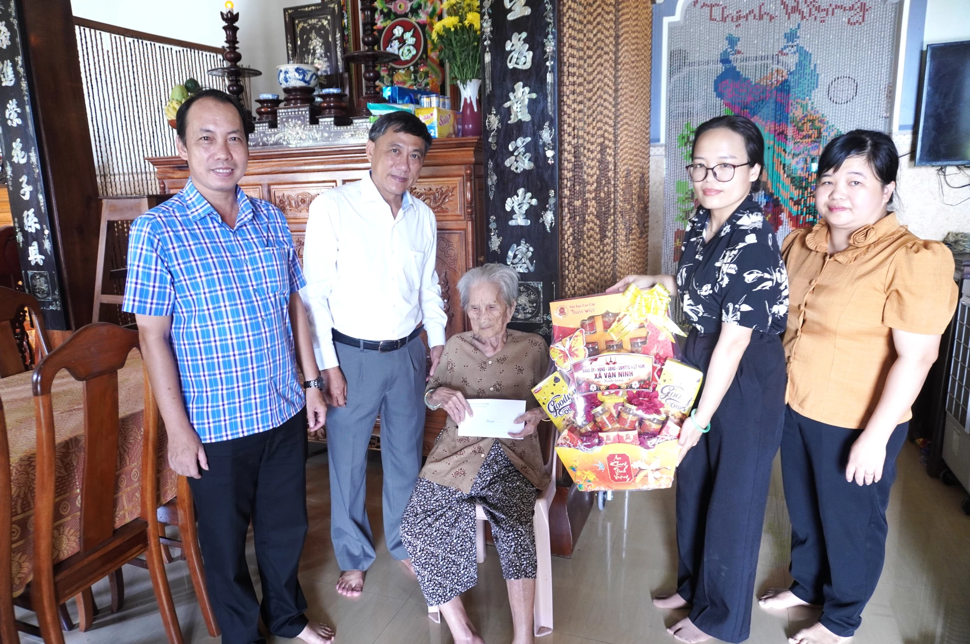 Lãnh đạo xã Vạn Ninh đến thăm, tặng quà thương binh Lưu Thị Sáu ở thôn Quảng Phước.