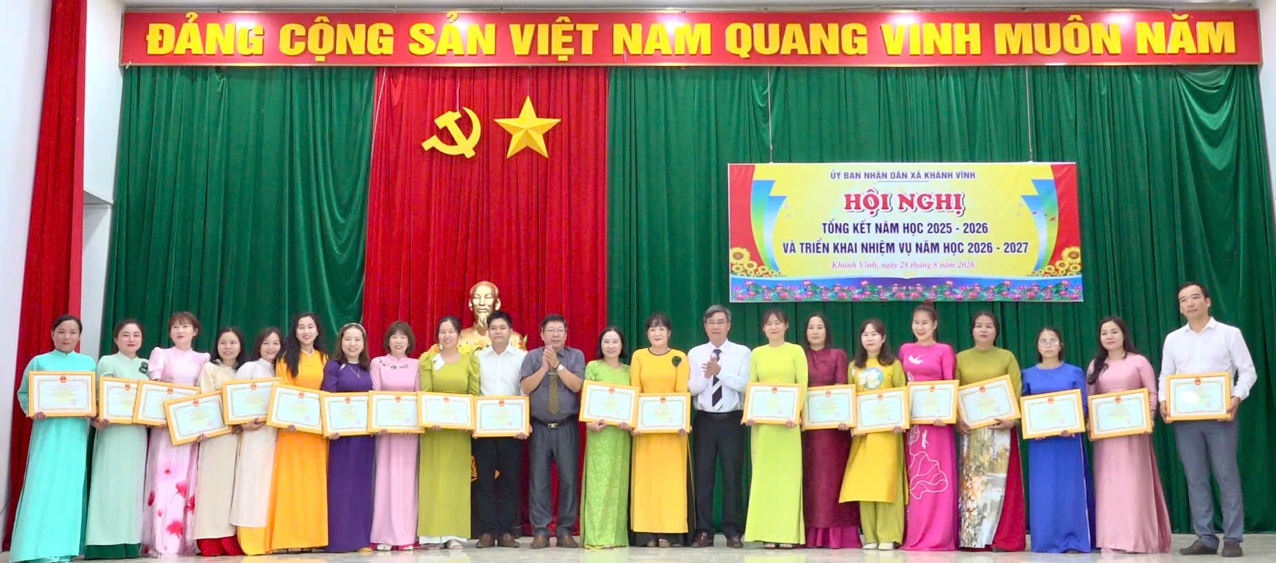 Lãnh đạo Đảng ủy, UBND xã tặng danh hiệu “Chiến sĩ thi đua cơ sở” cho các cá nhân. Ảnh: PHÙNG QUỲNH.