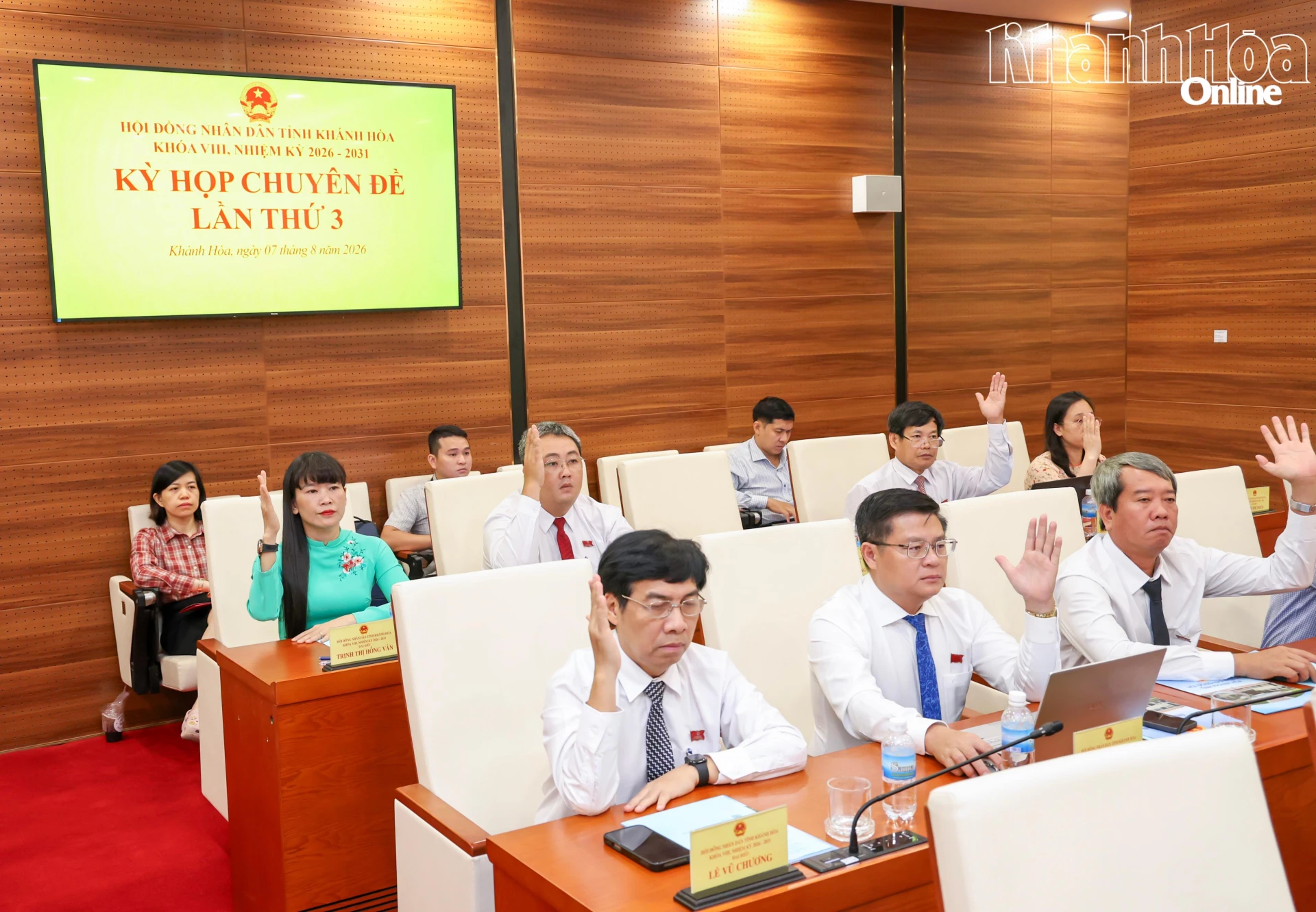 Các đại biểu HĐND tỉnh biểu quyết thông qua nghị quyết được trình tại kỳ họp.