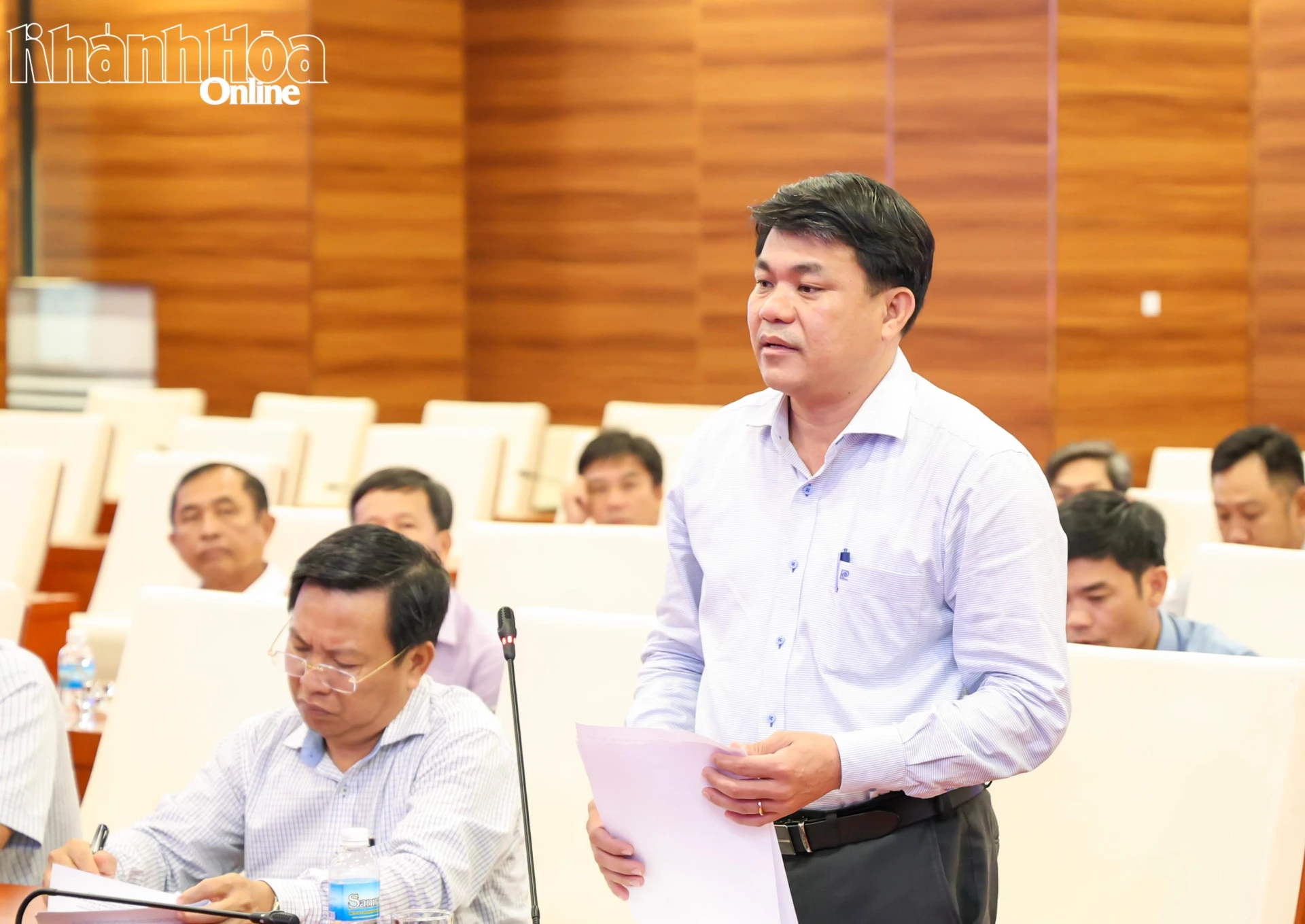 Leader of the Provincial Department of Agriculture and Environment presents a report at the meeting