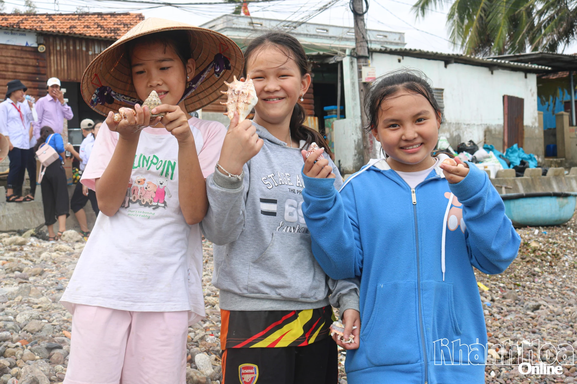 Niềm vui của các em nhỏ khi nhặt từng vỏ ốc, mảnh sò.