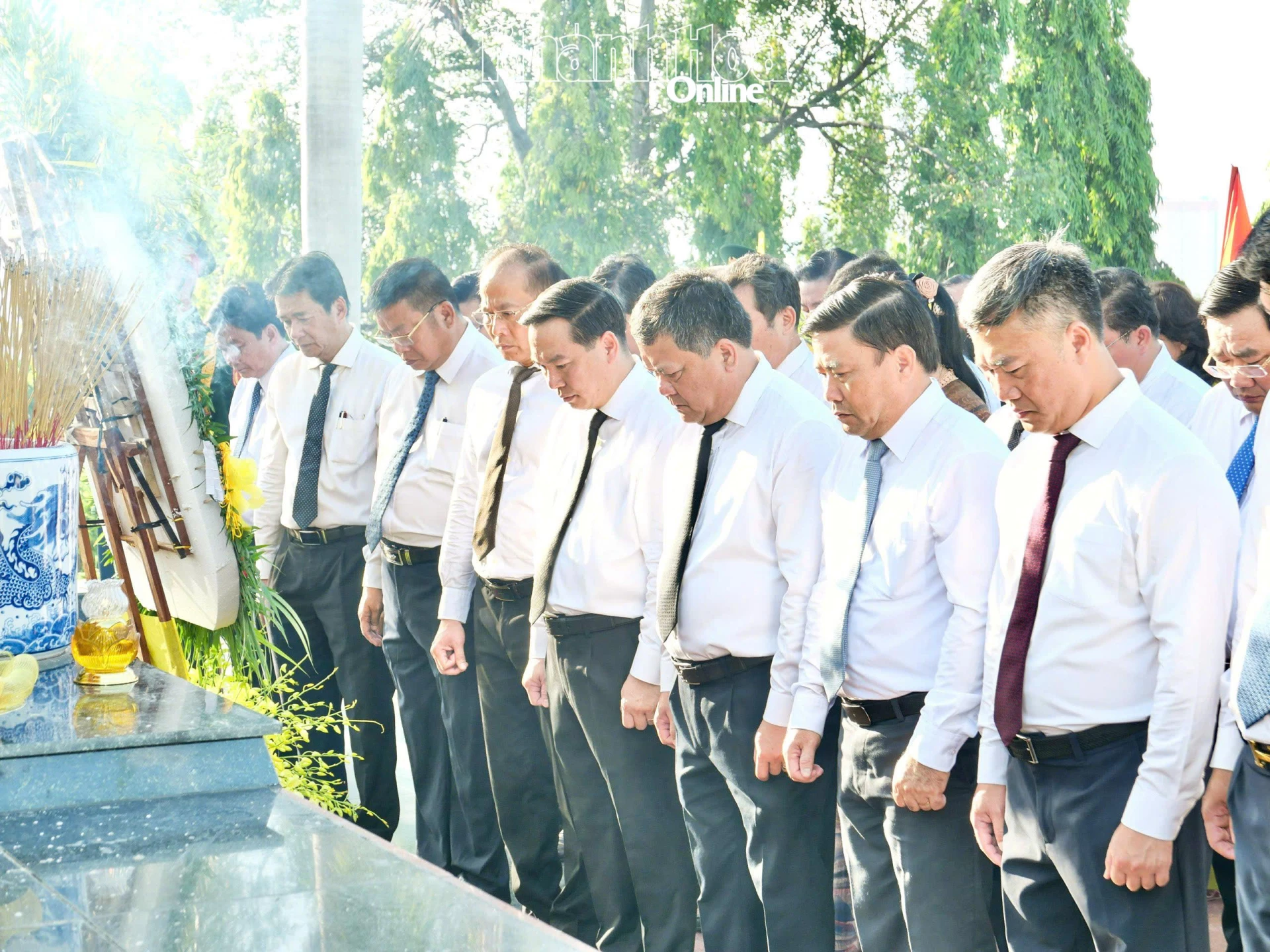 Các đồng chí Thường trực Tỉnh ủy và các đại biểu tưởng niệm các anh hùng liệt sĩ.