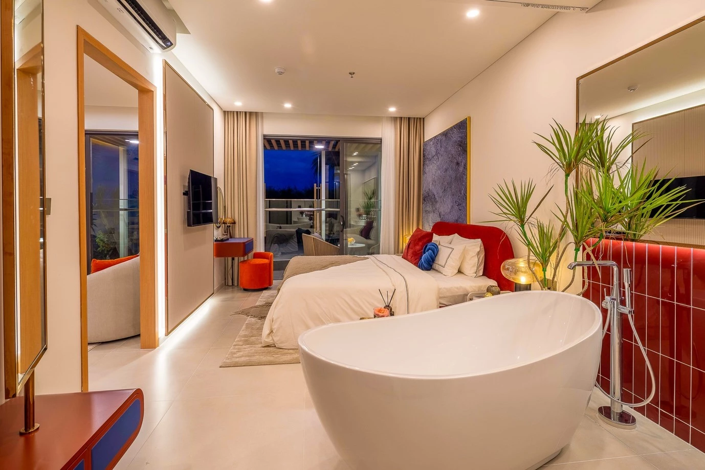 Ánh sáng, màu sắc và cách bố trí nội thất được xử lý hài hòa, tạo nên không gian thư thái, đậm tinh thần nghỉ dưỡng trong từng căn hộ.