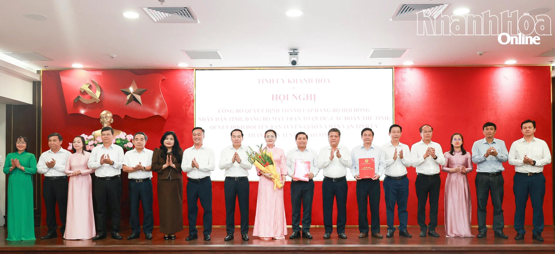 B&iacute; thư Tỉnh ủy Trần Phong v&agrave; c&aacute;c đồng ch&iacute; Thường trực Tỉnh ủy trao quyết định th&agrave;nh lập Đảng bộ HĐND tỉnh v&agrave; c&aacute;c nh&acirc;n sự chủ chốt.

