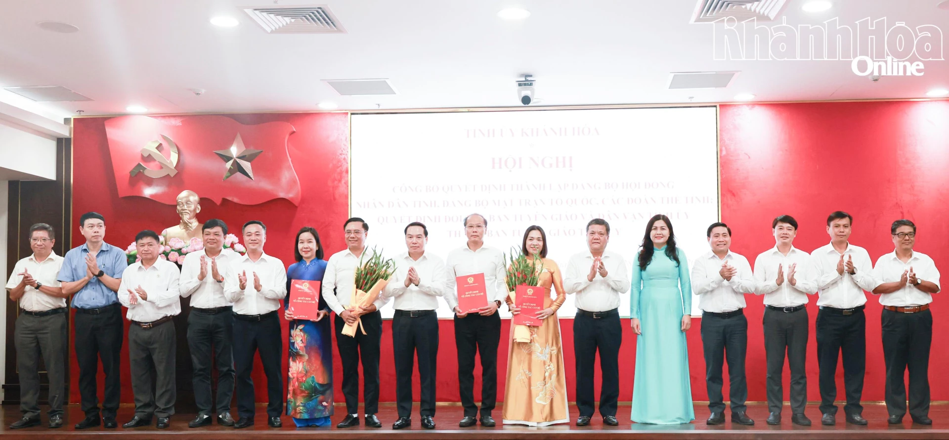B&iacute; thư Tỉnh ủy Trần Phong v&agrave; c&aacute;c đồng ch&iacute; Thường trực Tỉnh ủy trao quyết định th&agrave;nh lập Đảng bộ&nbsp;MTTQ, c&aacute;c đo&agrave;n thể tỉnh.