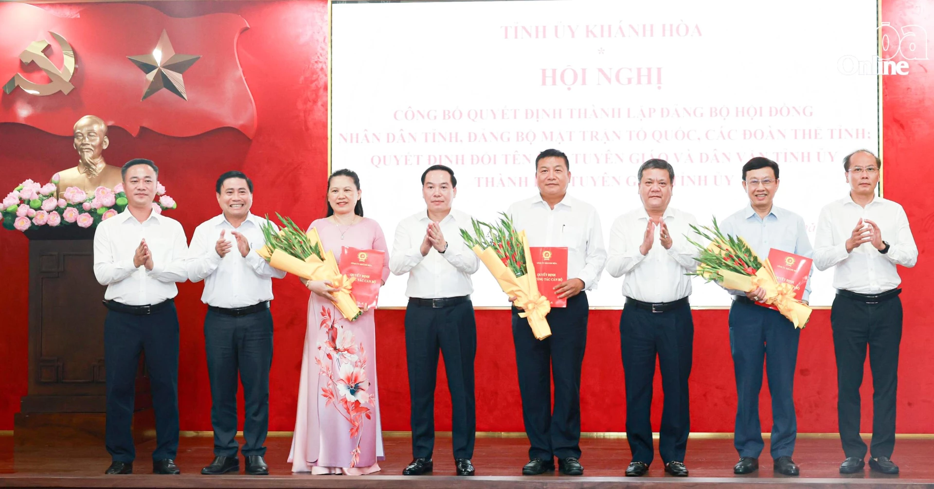 Thường trực Tỉnh ủy trao quyết định đổi t&ecirc;n&nbsp;Ban Tuy&ecirc;n gi&aacute;o v&agrave; D&acirc;n vận Tỉnh ủy Kh&aacute;nh H&ograve;a th&agrave;nh Ban Tuy&ecirc;n gi&aacute;o Tỉnh ủy Kh&aacute;nh H&ograve;a.