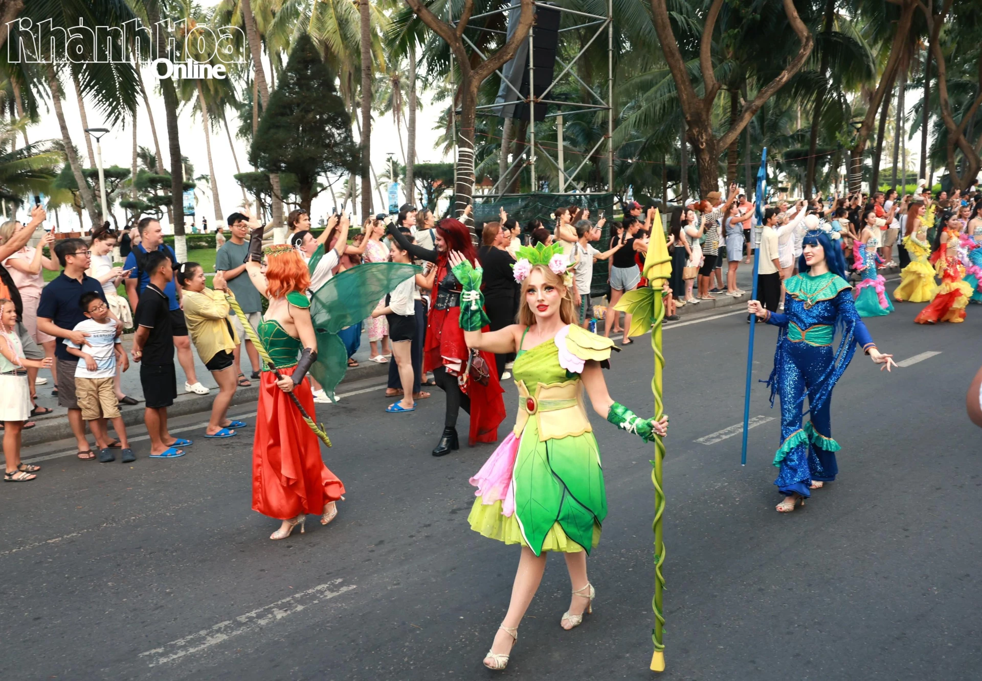 Khách du lịch theo dõi Lễ hội đường phố trong khuôn khổ Festival Biển Khánh Hòa 2026.