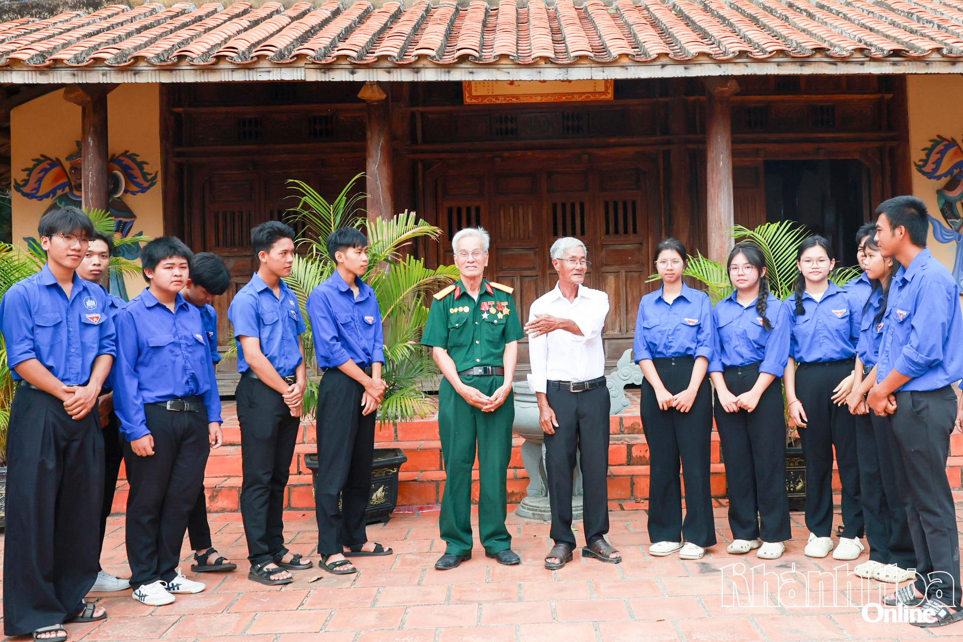 Đình Phú Cang - nơi Ủy ban Khởi nghĩa của huyện Vạn Ninh (cũ) tập hợp lực lượng để giành chính quyền vào rạng sáng 14-8-1945.