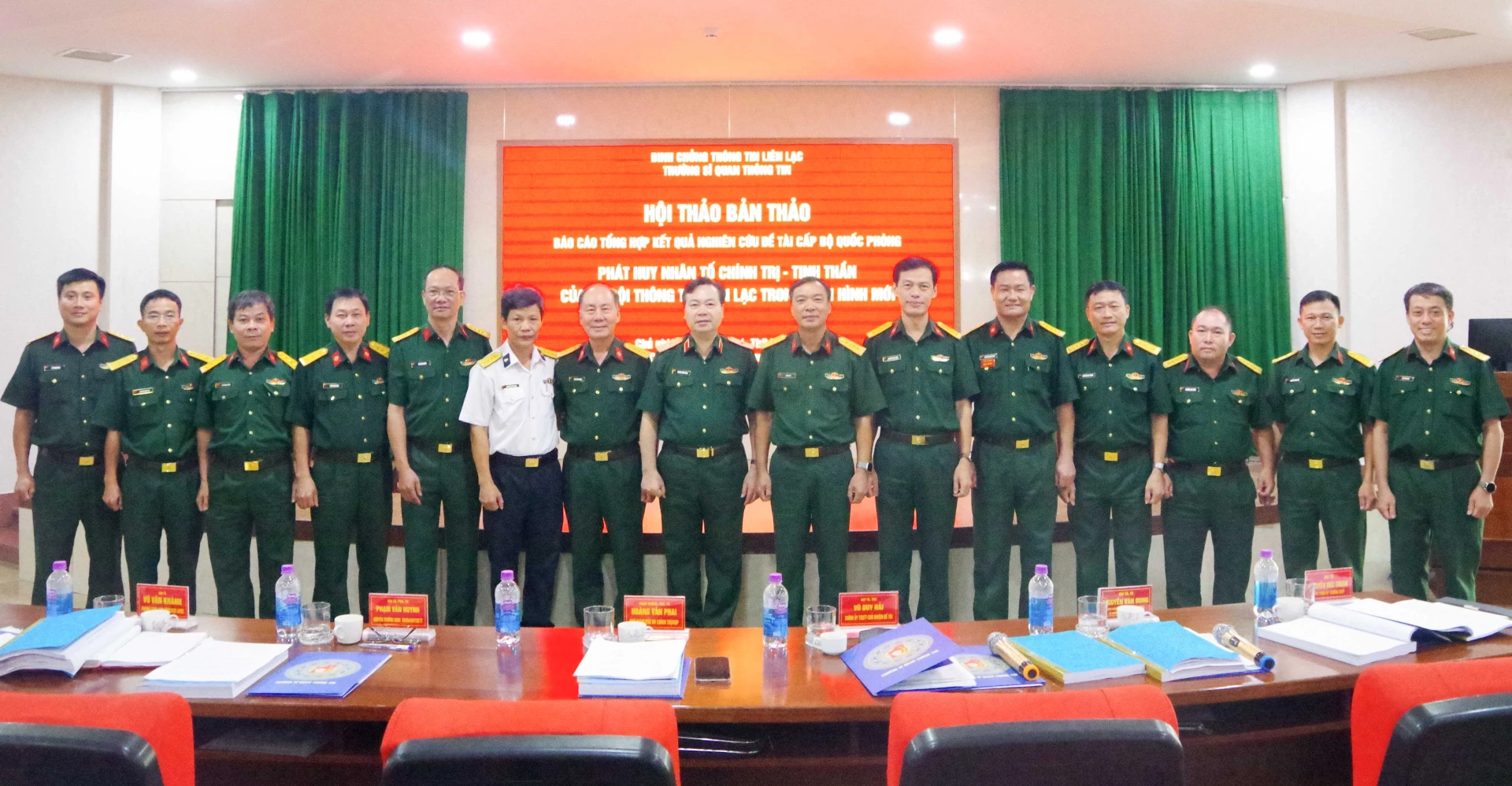 Đại biểu tham dự chụp ảnh lưu niệm.