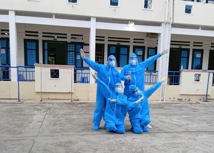 Sau lớp áo bảo hộ là những nụ cười. “Sau những giờ làm việc căng thẳng, chúng tôi vẫn là những người trẻ với những nụ cười rất đỗi bình thường. Chính tình đồng nghiệp đã giúp những ngày tháng chống dịch trở nên nhẹ nhàng hơn.”
