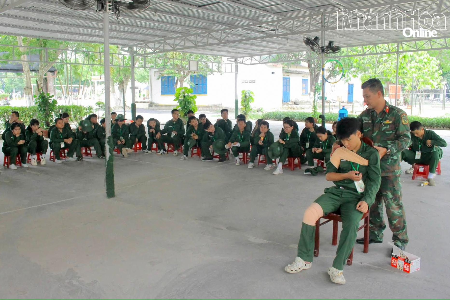 Tham gia chương trình, các thiếu nhi được học nhiều kiến thức, kỹ năng bổ ích như cách xử lý tình huống, sơ cứu người gặp nạn.