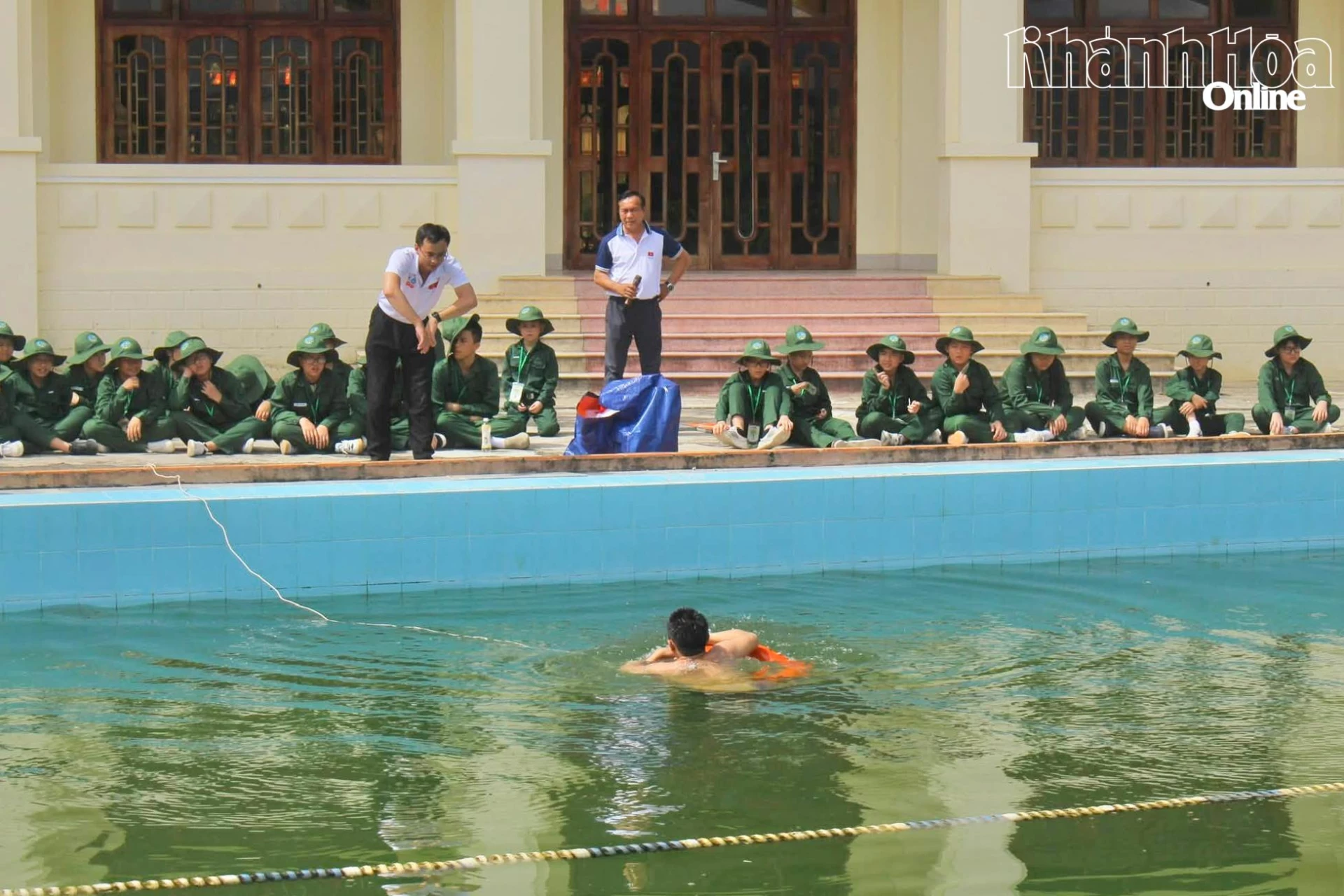 Hướng dẫn cách cứu người bị đuối nước phù hợp với điều kiện lứa tuổi của các học viên.