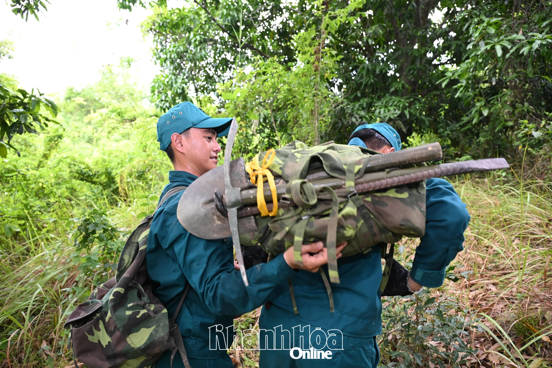 Hành trang cho những chuyến tìm kiếm khá nặng.