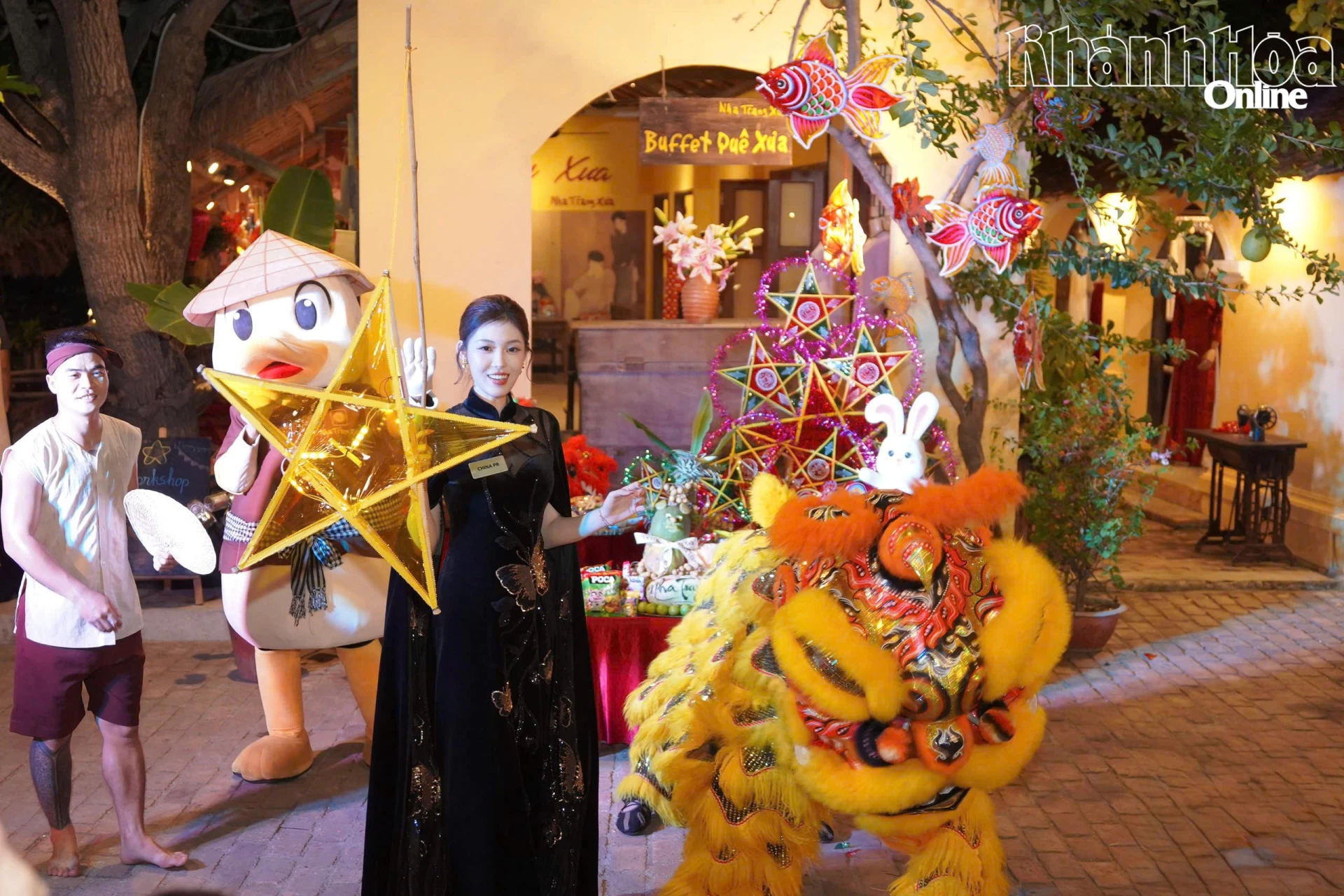Miss China poses with traditional Mid-Autumn lanterns