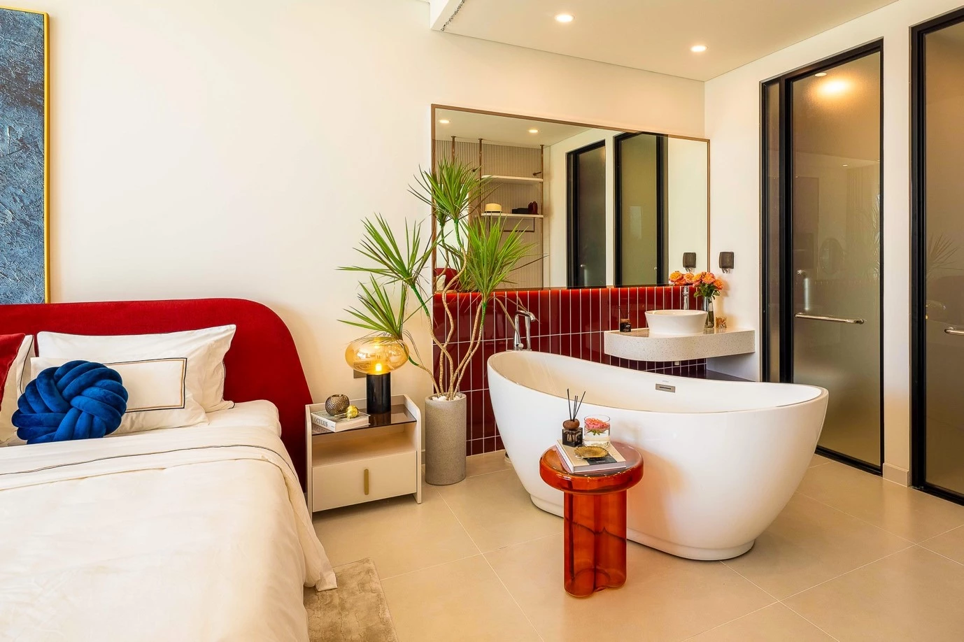 Nhà mẫu Alora Nha Trang toạ ngay bên biển Bãi Tiên giúp khách hàng trực tiếp cảm nhận không gian sống thực tế.